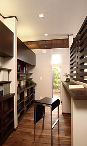 壁一面に広がる大型本棚が特徴の書斎スペース